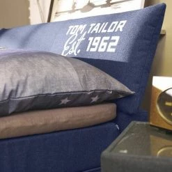Auslauf 💯 TOM TAILOR Boxspringbett »COLOR BOX«, Webstoff, mit »TOM TAILOR« Print, Überlänge Navy TTI 6, Graphite TTI 29 ⌛ 17 Auslauf 💯 TOM TAILOR Boxspringbett »COLOR BOX«, Webstoff, mit »TOM TAILOR« Print, Überlänge Navy TTI 6, Graphite TTI 29 ⌛ -Tom Tailor Verkaufsgeschäft 12271422 1