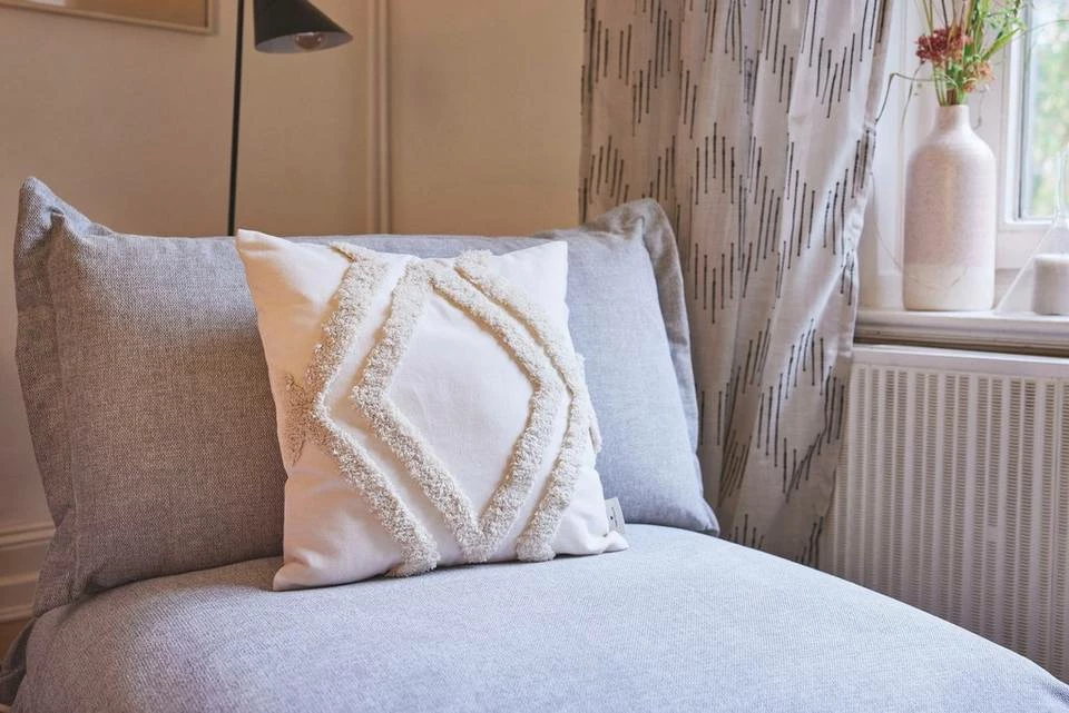 Bestes Angebot 🎁 Kissenhülle »Fluffy Rhomus«, TOM TAILOR (1 Stück), mit aufgesetzten, fluffigen Rautenmotiv Beige-natur-kitt, Nature, Schwarz-black-anthrazit 🧨 6 Bestes Angebot 🎁 Kissenhülle »Fluffy Rhomus«, TOM TAILOR (1 Stück), mit aufgesetzten, fluffigen Rautenmotiv Beige-natur-kitt, Nature, Schwarz-black-anthrazit 🧨 – Bild 6