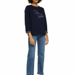 Coupon 🤩 TOM TAILOR Sweatshirt mit Logo Print auf der Front Iris flower, Dunkelblau, Wollweiß 😍 -Tom Tailor Verkaufsgeschäft 16b9bc1f f52f 5eb1 a09c 24b342d3a2aa