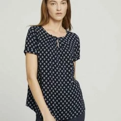 Bester Verkauf ⭐ TOM TAILOR Langarmbluse »Kurzarmbluse mit Faltendetail« Sky Captain Blue, Bloody Mary, Navy ornamental design, Offwhite navy minimal design ✨ -Tom Tailor Verkaufsgeschäft 1be5f3b3 c5f2 5994 8011 9435cd75ed2d