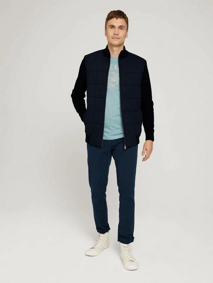 Schlussverkauf 😉 TOM TAILOR Strickjacke »Regular Fit Hybridjacke mit Steppungen« ✔️ 3 Schlussverkauf 😉 TOM TAILOR Strickjacke »Regular Fit Hybridjacke mit Steppungen« ✔️ – Bild 3