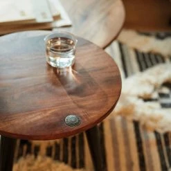 Bestes Angebot 👍 TOM TAILOR Beistelltisch »T-WOOD TABLE SMALL«, kleiner Beistelltisch mit Knopfdetail, dunkles Mangoholz und schwarze Beine ⭐ -Tom Tailor Verkaufsgeschäft 24cf843c 994b 59be 8a14 c75bdec9f638