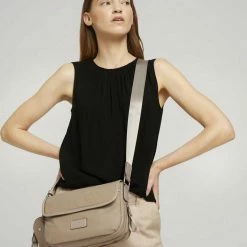 Rabatt ✔️ TOM TAILOR Schultertasche »Umhängetasche Beatrice mit Überschlag« Beige, Dark blue 🌟 -Tom Tailor Verkaufsgeschäft 3fe79729 cc9d 5aac 8043 ce5a16031350