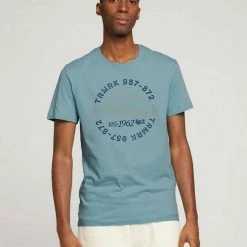 Großhandel 🔥 TOM TAILOR T-Shirt »T-Shirt mit Bio-Baumwolle mit Textprint« Cadmium bright orange, Calm cloud blue, Sky Captain Blue, Dark Smoke Green 😀