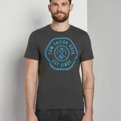 Rabatt 🔥 TOM TAILOR Rundhalsshirt mit großem Logoprint Dunkelgrau, Sky Captain Blue, Royalblau, Weiß 🌟 -Tom Tailor Verkaufsgeschäft 49279e4e de83 5ea0 b8bd 59546f300f13