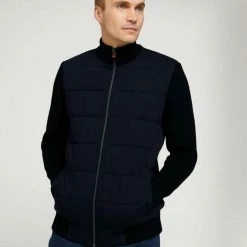 Schlussverkauf 😉 TOM TAILOR Strickjacke »Regular Fit Hybridjacke mit Steppungen« ✔️ 15 Schlussverkauf 😉 TOM TAILOR Strickjacke »Regular Fit Hybridjacke mit Steppungen« ✔️ -Tom Tailor Verkaufsgeschäft 56dbd69a 9870 5b27 b73e 39e7f07ecb13