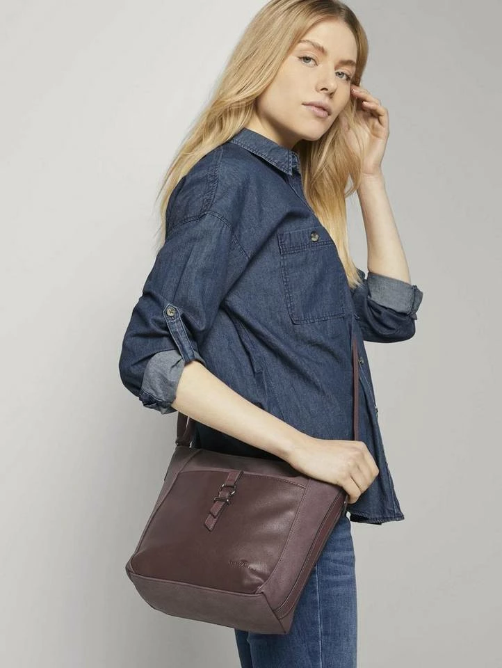 Rabatt 🌟 TOM TAILOR Umhängetasche »Große Umhängetasche Lone« Bordeaux #ft5_slash# wine, Off white #ft5_slash# off white, Dark grey, Dark blue 🤩 8 Rabatt 🌟 TOM TAILOR Umhängetasche »Große Umhängetasche Lone« Bordeaux #ft5_slash# wine, Off white #ft5_slash# off white, Dark grey, Dark blue 🤩 - Image 8