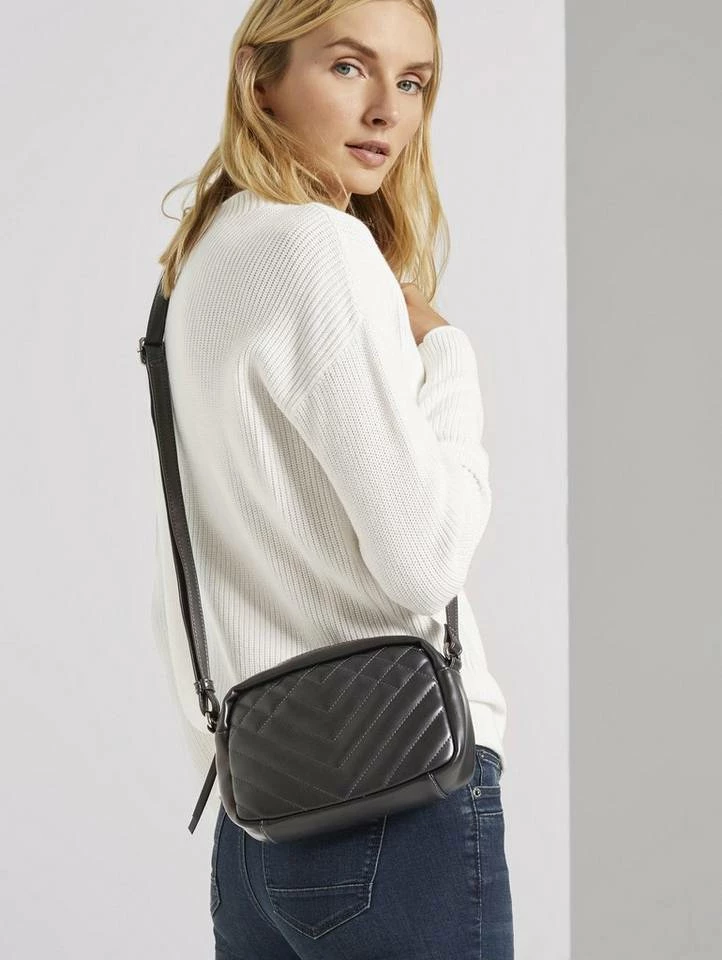 Angebote 🤩 TOM TAILOR Umhängetasche »Jara Gesteppte Umhängetasche« Dark brown, Bordeaux #ft5_slash# wine, Schwarz #ft5_slash# black 😀 7 Angebote 🤩 TOM TAILOR Umhängetasche »Jara Gesteppte Umhängetasche« Dark brown, Bordeaux #ft5_slash# wine, Schwarz #ft5_slash# black 😀 - Image 7