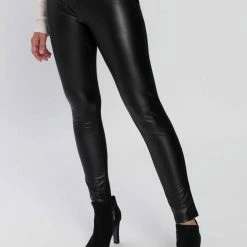 Blitzangebot 🤩 TOM TAILOR Lederimitathose mit matt glänzender Lederimitat-Optik vorne auf dem Bein 🤩