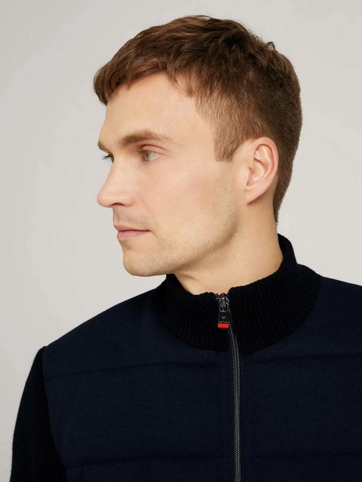 Schlussverkauf 😉 TOM TAILOR Strickjacke »Regular Fit Hybridjacke mit Steppungen« ✔️ 5 Schlussverkauf 😉 TOM TAILOR Strickjacke »Regular Fit Hybridjacke mit Steppungen« ✔️ – Bild 5