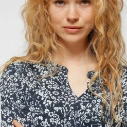 Auslauf 🔥 TOM TAILOR Langarmshirt mit wunderschönem floralen Alloverprint Marine-weiß-geblümt, Marine-bunt-geblümt ⌛ -Tom Tailor Verkaufsgeschäft 914c7752 e5d7 5253 8395 d1ef1a63b455