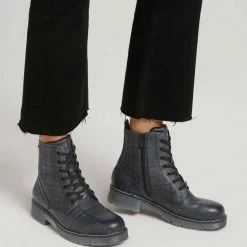 Großhandel 💯 TOM TAILOR Schnürboots in Karo-Optik Navy, Bordo 🧨 -Tom Tailor Verkaufsgeschäft 92c541e3 cc2d 5c46 b1fb 4d7056501b04