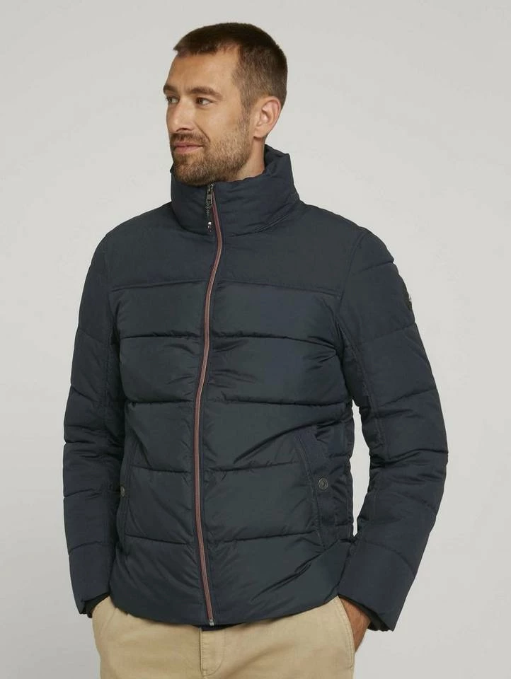 Beste Bewertungen von ⌛ TOM TAILOR Steppjacke »gesteppte Pufferjacke« Sky Captain Blue, Middle Grey Mélange, Black, Chili oil red ⌛ 29 Beste Bewertungen von ⌛ TOM TAILOR Steppjacke »gesteppte Pufferjacke« Sky Captain Blue, Middle Grey Mélange, Black, Chili oil red ⌛ – Bild 29