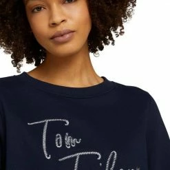 Coupon 🤩 TOM TAILOR Sweatshirt mit Logo Print auf der Front Iris flower, Dunkelblau, Wollweiß 😍 -Tom Tailor Verkaufsgeschäft b17a5cb1 f311 57b5 b25a 7ec53203992c